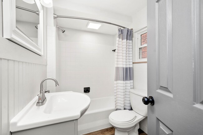 Building Photo - Beautiful 3 bedroom home in Pittsburgh available July 10!