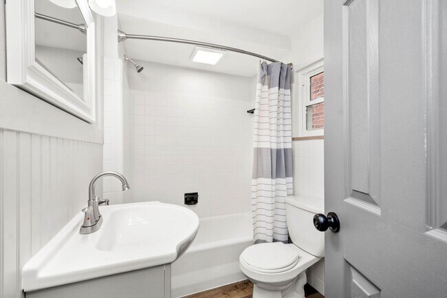 Building Photo - SCORE 50% OFF 1ST MONTH'S RENT IF SIGNED BY JUNE 19! Beautiful 3 bedroom home in Pittsburgh avail...