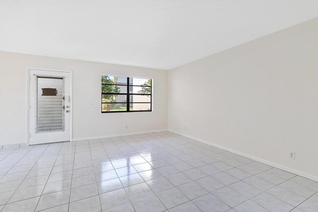 Building Photo - 115 Capri B