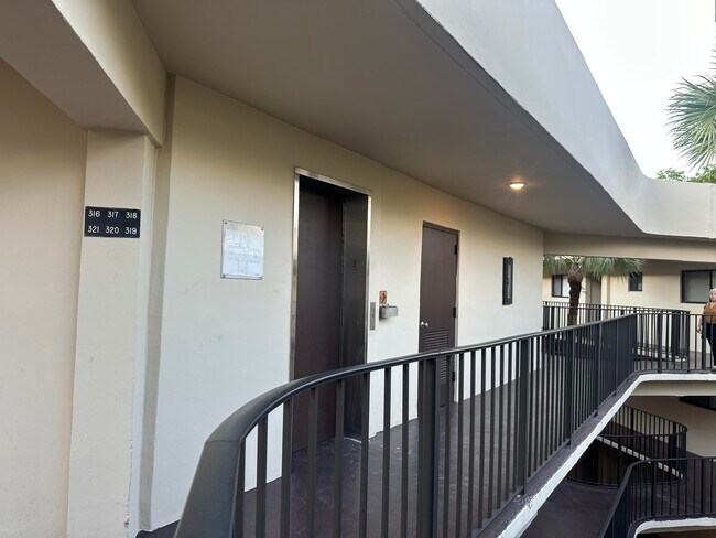 Building Photo - 5220 Las Verdes Cir