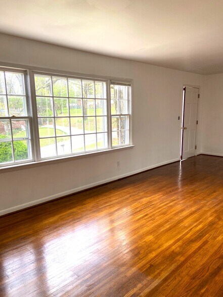 Building Photo - 1826 Eastridge Dr