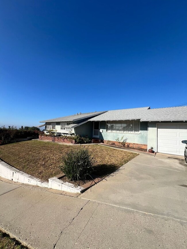 Building Photo - Ventura - Three bedroom, two bath single s...