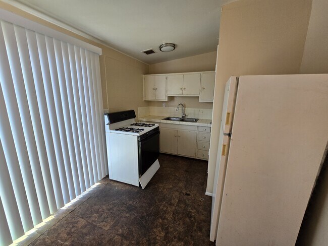 Building Photo - 3423 E Flower St