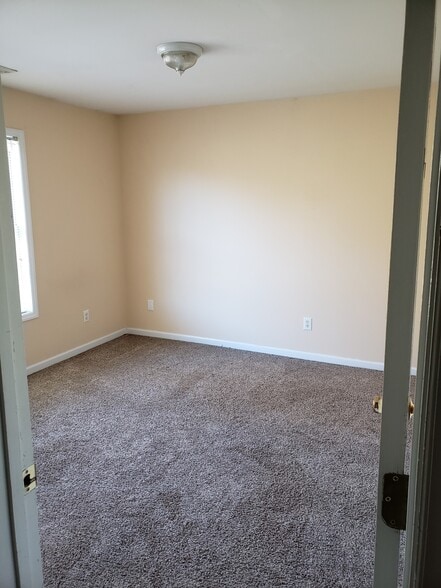 Building Photo - 128 Anna St