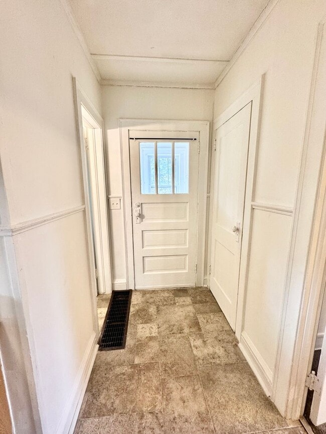 Building Photo - AVAILABLE August 15th - 2 BED, 1 BATH HOME