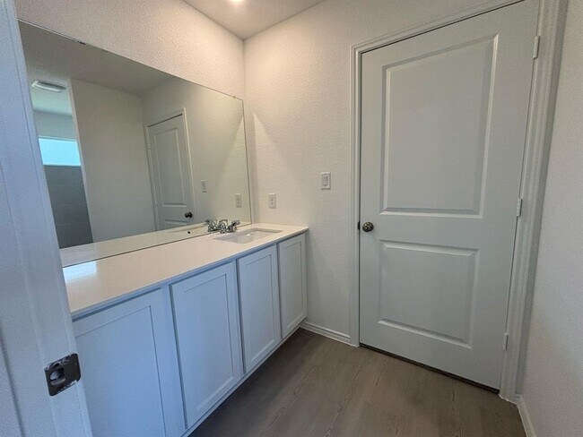 Building Photo - 275 Keefer