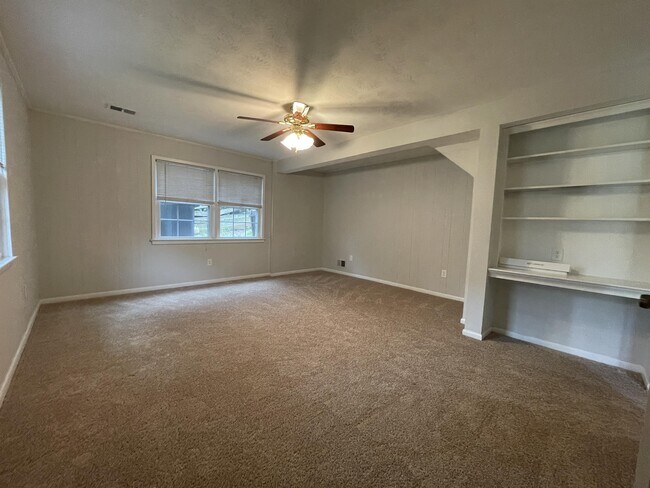 Building Photo - 810 Loxford Terrace