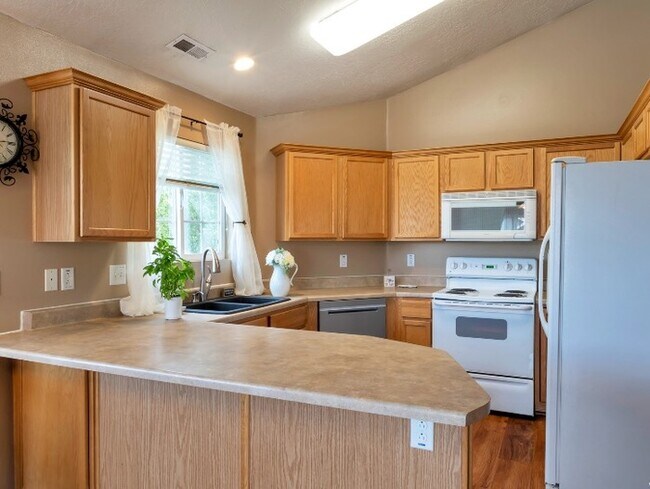 Building Photo - Bright 3-Bed, 2-Bath Condo with Mountain Views & Community Amenities