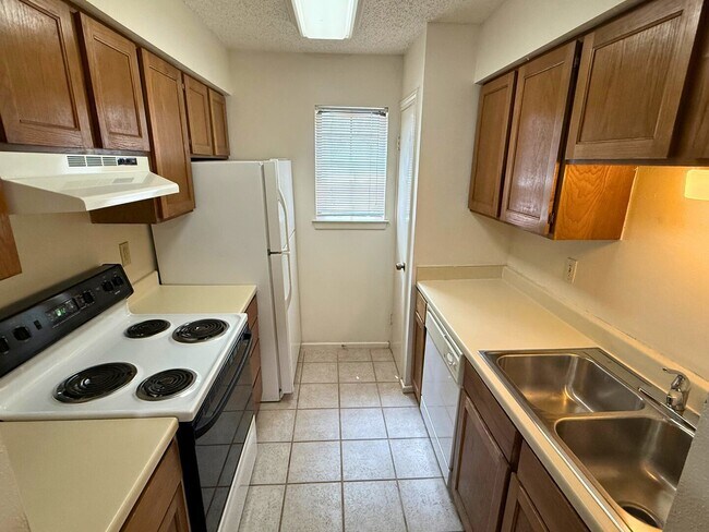 Building Photo - Move-In Special.  ½ off the first full month's rent with a 12 month lease