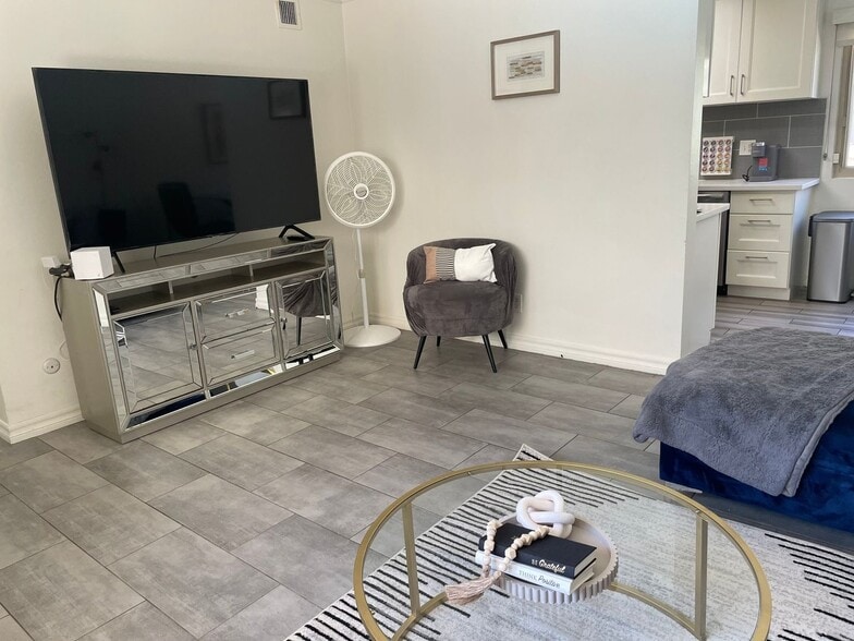 Building Photo - 8650 Belford Ave