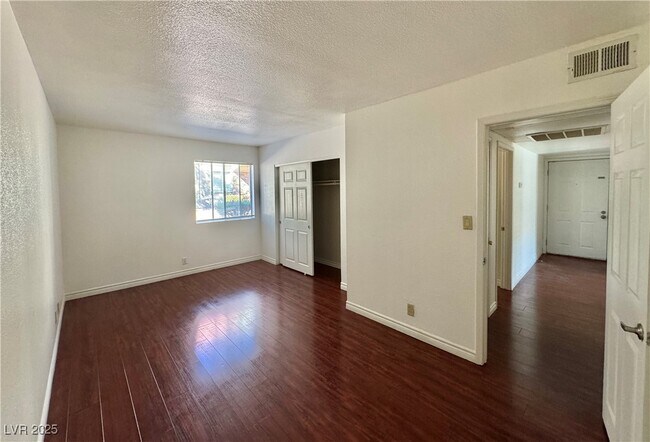 Building Photo - 5422 River Glen Dr
