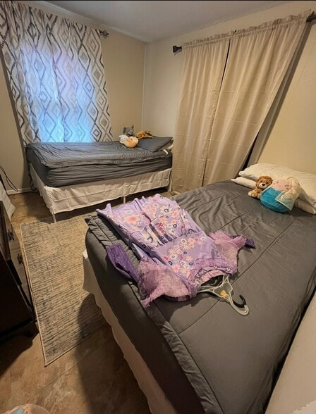 Building Photo - 24 Rocky Hill Ave