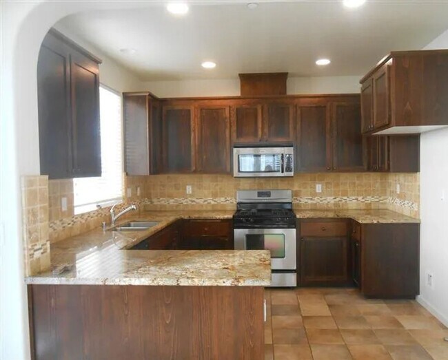 Building Photo - Great centrally located home next to shopp...