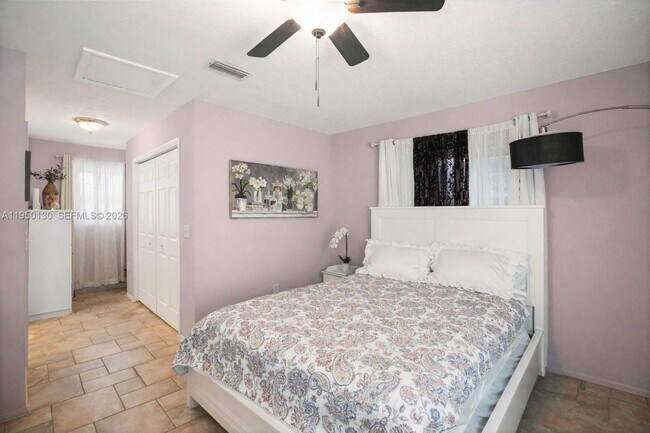 Building Photo - 142 NW 10th Ct