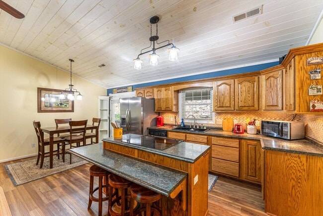 Building Photo - 519 Country Oaks Dr