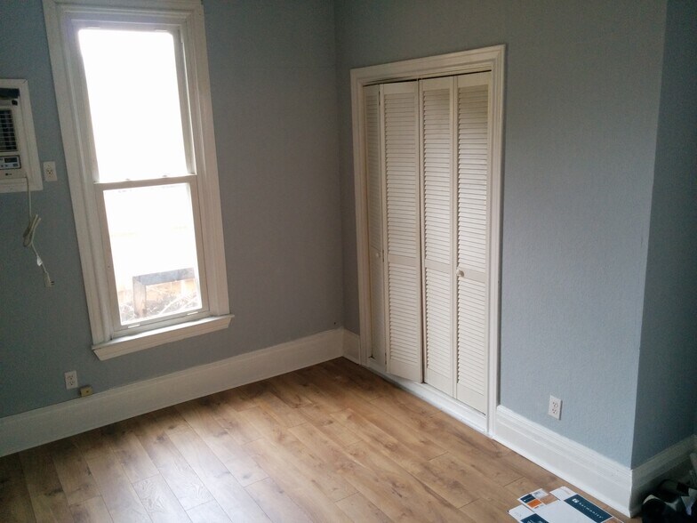 Building Photo - 623 Barbe St