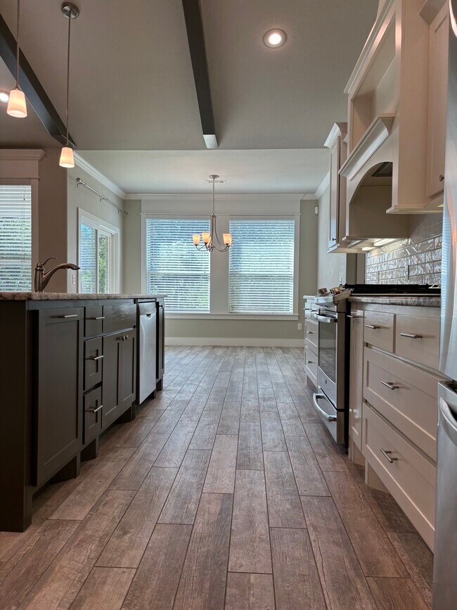 Building Photo - 5802 W Redbud St