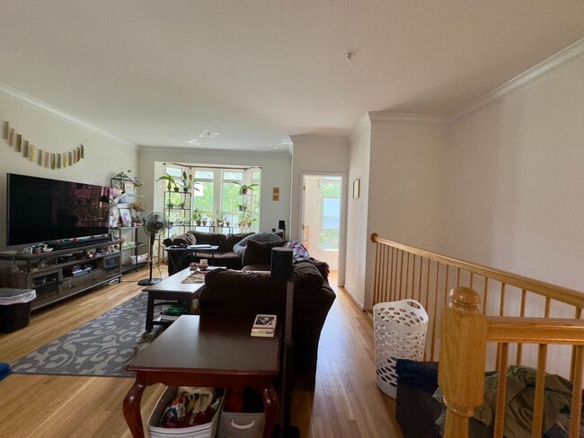 Building Photo - Modern 3-Bedroom Townhome with Stylish Fea...