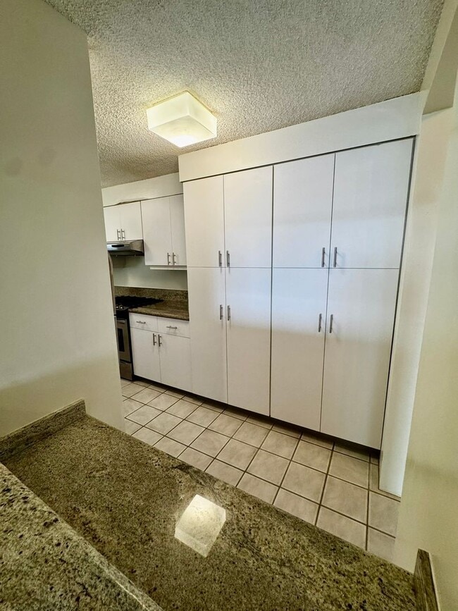 Building Photo - Yacht Harbor Towers- Diamond Head towers-9th floor-Marina/ocean views.