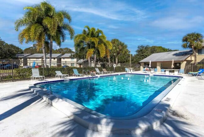 Building Photo - 4215 E Bay Dr