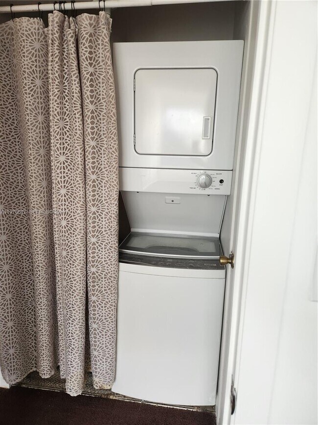 Building Photo - 777 SW 9th Ave