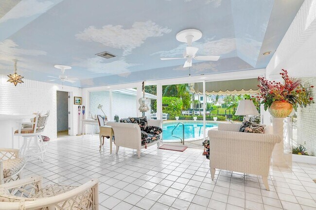 Building Photo - 300 E Coconut Palm Rd