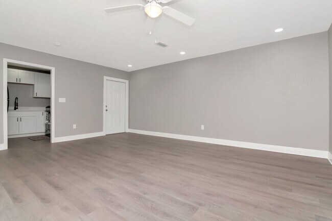 Building Photo - Totally Remodeled Duplex w/ New Fenced Bac...