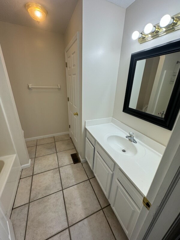 Building Photo - Beautiful 3 Bedroom Apartment