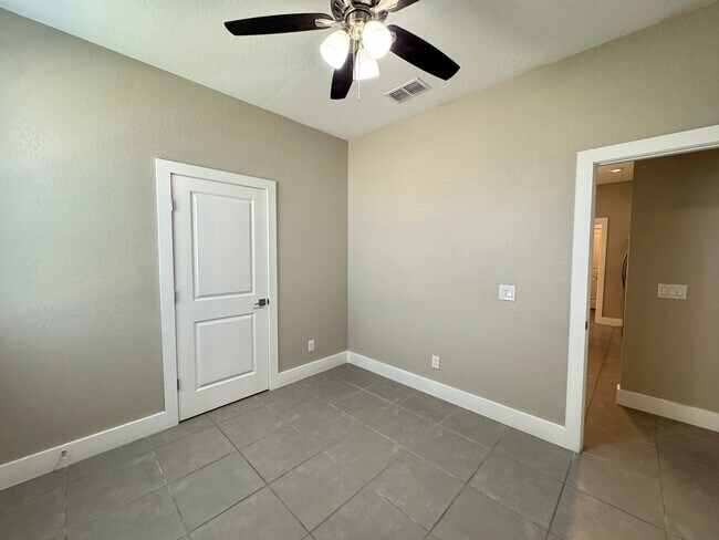 Building Photo - Spacious 4-Bedroom Home in Poinciana – Internet Included & No HOA Approval Required