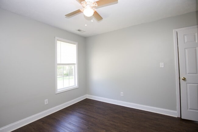 Building Photo - Adorable 3 bedroom 2 bath + Bonus in Raeford