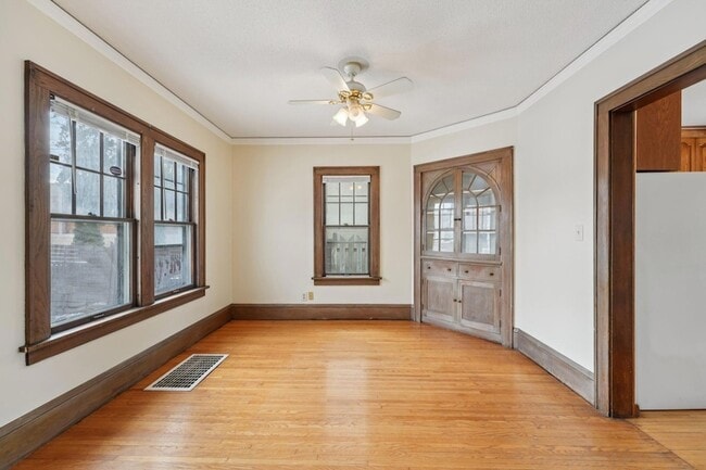 Building Photo - 661 Surrey Ave E