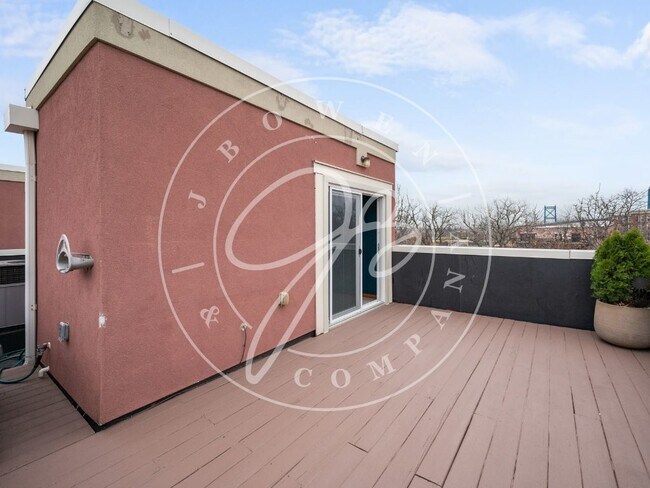 Building Photo - "Elegant and Spacious 3-Bedroom home on 4 levels in the heart of Downtown Toledo with amazing vie...
