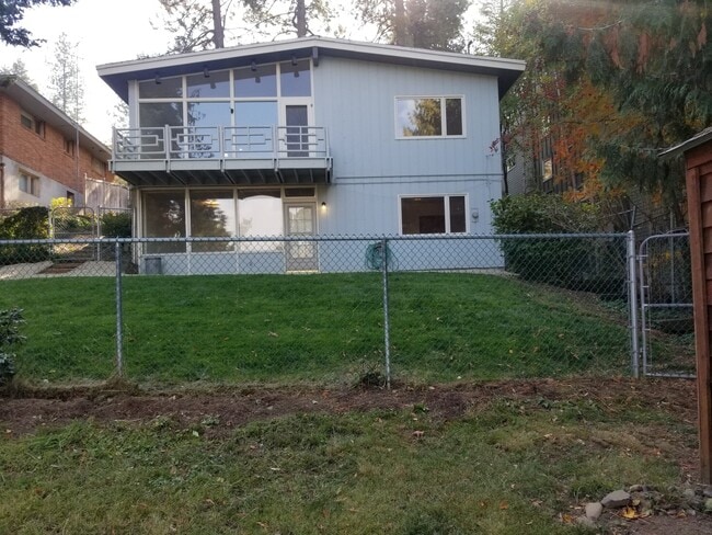 Building Photo - Stunning 3 bed, 2 bath home in historic Ro...