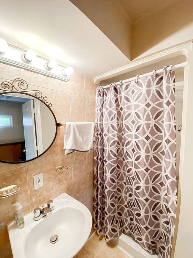 Building Photo - Beautifully Maintained 3 Bed 2 Bath Single...