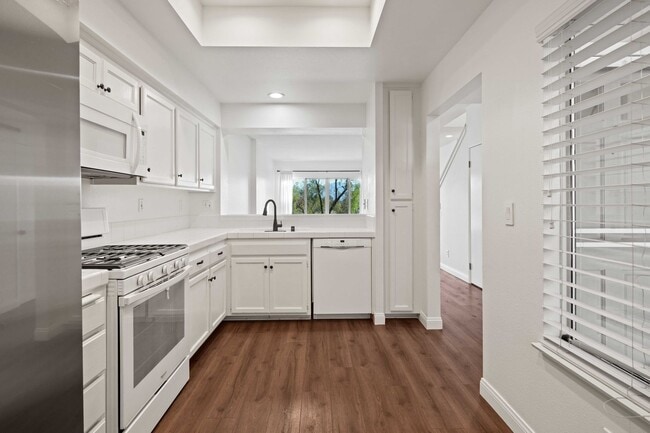 Building Photo - Gorgeous 2 Story Townhome in Valencia!