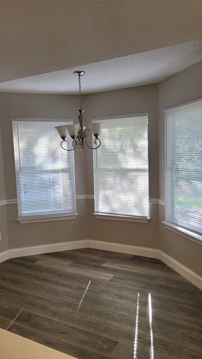 Building Photo - 747 Spring Lake Dr