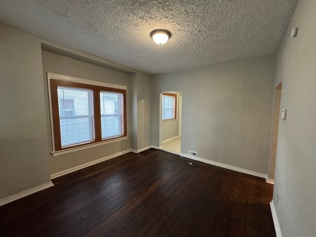 Building Photo - 3-Bedroom, 1-Bathroom Home in South Bend –...