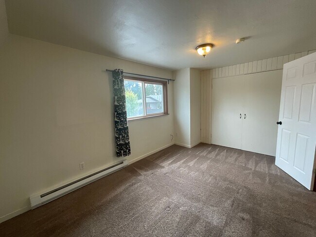 Building Photo - 3 Bed, 2 Bath Home with 2- Car Garage/Shop...