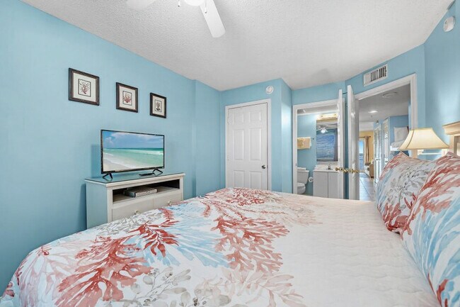 Building Photo - 561 E Beach Blvd