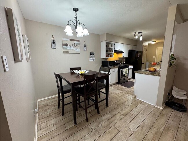 Building Photo - 401 Cypress Ln