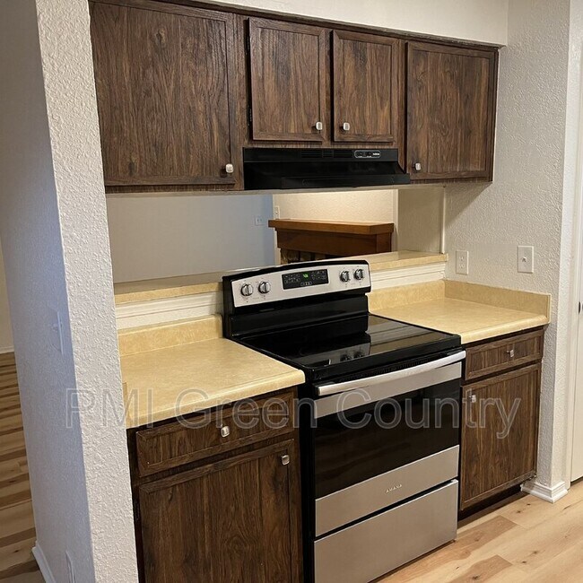 Building Photo - 2216 E 66th Pl
