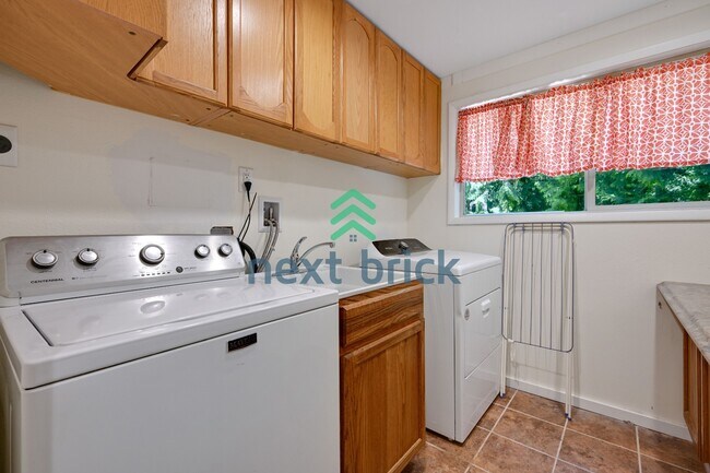 Building Photo - Expansive 4-Bedroom Sammamish Residence w/ Private Guest Suite & Included internet and landscaping.
