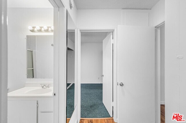 Building Photo - 1812 N Gramercy Pl