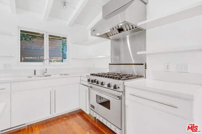 Building Photo - 1542 Marmont Ave