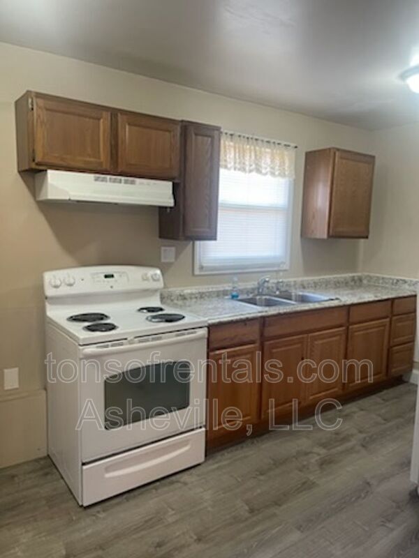 Building Photo - 321 Lake Cir Dr