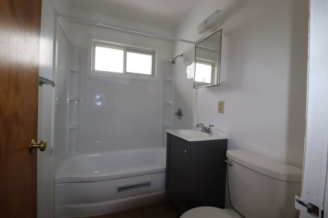 Building Photo - Cozy 2 Bedroom Ranch Duplex $1000/monthly