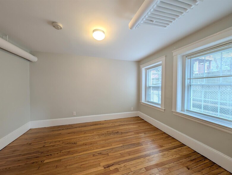 Building Photo - 154 Summer St