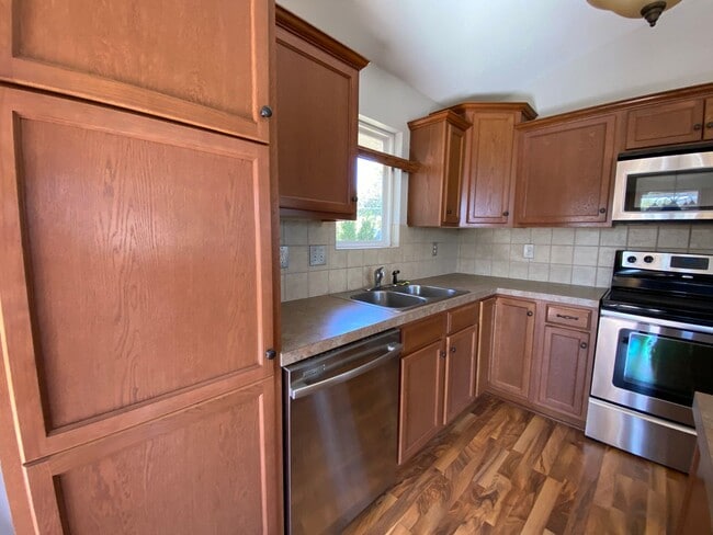 Building Photo - MINUTES FROM FT. RILEY! TWO CAR GARAGE!