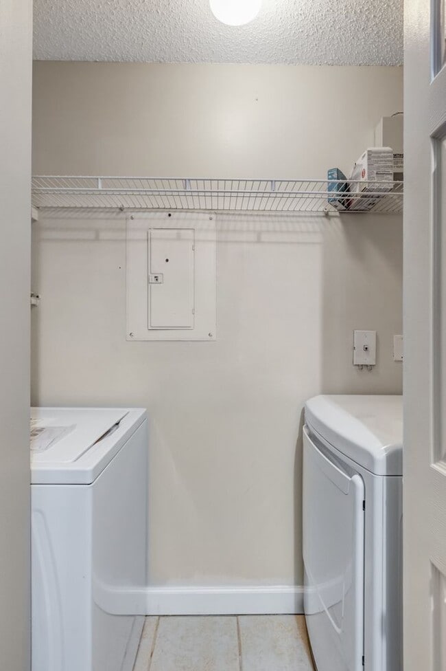 Building Photo - ** RESERVE AT NAPLES ** 3 BED / 2 BATH - TOP FLOOR CONDO - CENTRAL NAPLES - ANNUAL RENTAL