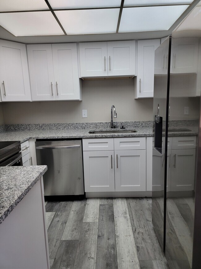 Building Photo - 5008 Manatee Ave W